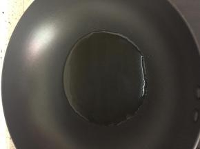 锅烧热后，倒入油。