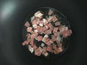 倒入培根炒香，炒到有点焦黄色后盛出。