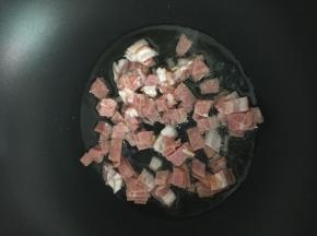 倒入培根炒香，炒到有点焦黄色后盛出。