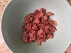 炒好后的培根盛出备用。