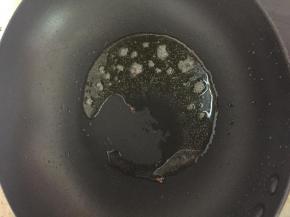 锅中剩下炒完培根的油，继续加热。