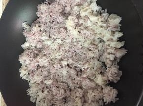 把米饭倒入，炒热。（我的米饭是混了黑米的，所以颜色有点不一样）