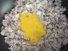 米饭炒热后把鸡蛋倒入，继续翻炒。