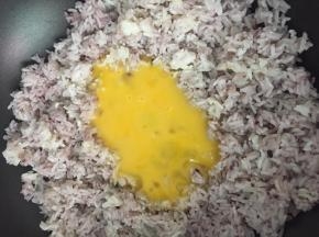 米饭炒热后把鸡蛋倒入，继续翻炒。