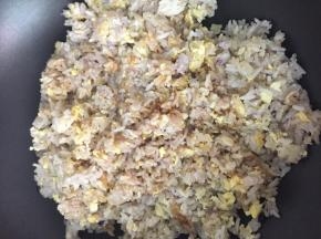 鸡蛋熟后加入酱油和盐调味，继续翻炒均匀。