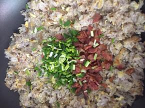 出锅前倒入培根和香葱，翻炒均匀，就可以吃啦。