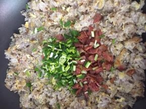 出锅前倒入培根和香葱，翻炒均匀，就可以吃啦。