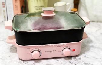 启动多功能锅，深锅中加水，加到可以蒸制的水位线，冷水把紫薯放入锅中，盖上盖子，大火蒸10分钟即可