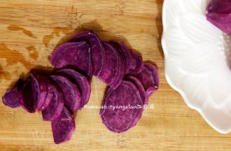 紫薯洗干净，刨去外皮，切成薄片，切片切记别切太厚了，这样蒸的时候才容易蒸熟