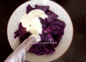 蒸好的紫薯倒在深一点的大碗中，趁热加入奶粉，用擀面杖把奶粉和紫薯压至混合均匀（擀面杖可用保鲜袋包起，压好紫薯之后把袋子拿掉即可）