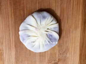 收好口，收口朝下，把饼压薄