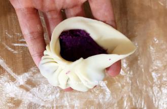 然后包上适量的紫薯泥，像包包子一样的收口
