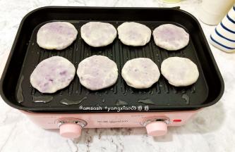 依次做好所有的饼，把紫薯饼放在煎盘中 煎至两面金黄即可