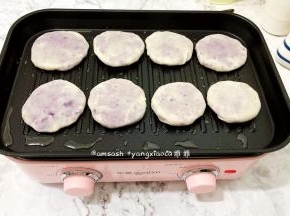 依次做好所有的饼，把紫薯饼放在煎盘中 煎至两面金黄即可