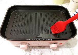 多功能锅煎盘，用油刷刷上一层薄薄的食用油，用大火加热
