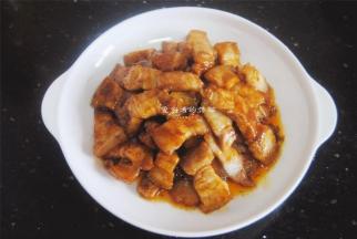 把混合酱汁的五花肉倒在干净的盘子上。