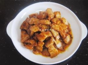 把混合酱汁的五花肉倒在干净的盘子上。