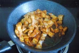 煸好的肉片会变得微微金黄，不要煸过头了，肉质就老了，再蒸也不好吃了，这时候将酱汁的料混合均匀倒入锅内，熄火拌匀。
