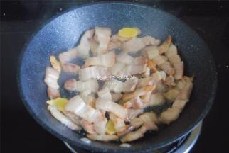 热锅，放入五花肉和姜片小火慢慢煸出油脂，千万别图方便用大火，肉片煸糊了就不好吃了。