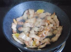 热锅，放入五花肉和姜片小火慢慢煸出油脂，千万别图方便用大火，肉片煸糊了就不好吃了。