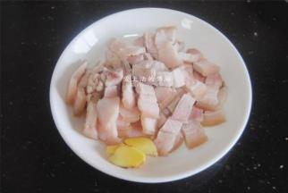 切成薄片，大约是2-3MM厚度，这种厚度煸油十分容易，蒸好的口感是带着微微Q弹的。