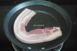 五花肉挑选瘦肉比较多的那段，肥肉不多吃起来口感不至于很油腻，洗干净，用刀刮去皮上的细毛，冷水下锅，煮沸后转小火。
