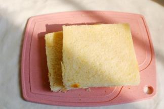 土司片用刀切去四边的皮。