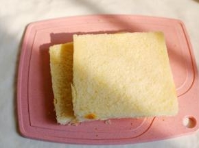 土司片用刀切去四边的皮。