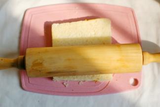 用擀面杖滾成薄片。