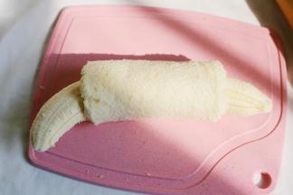 卷入土司中，边上稍微捏紧。