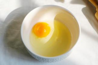 鸡蛋磕入碗中。