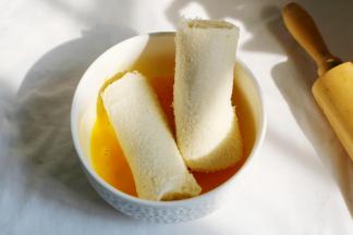 将卷好的香蕉土司蘸上蛋液。