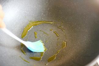 锅底刷一层植物油，烧至5成热。