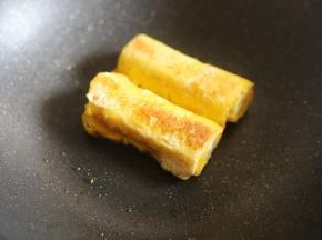 将卷好的香蕉卷放入锅中，小火煎至两面金黄。
