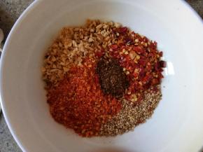 辣椒面，花椒面，花生碎，芝麻放在大碗里