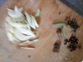 葱切圈，姜蒜切片，洋葱切粗丝。