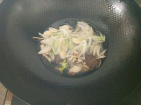 热锅放两汤勺油，下葱姜蒜，洋葱和香菜根下去煸出香味，再放花椒、麻椒、草果、桂皮，等葱姜蒜那些都炸成金黄色了再放入香叶，等所有香料都炸成焦黄色了就可以关火了。
