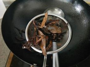 用网筛捞出香料