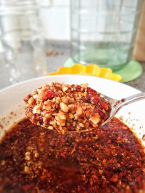 然后你可以用它来拌一切凉菜，再放了它的基础上凉菜中再加味极鲜，白糖，醋和盐就可以啦，保证超级香。