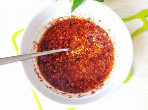 一次可以做一大瓶子慢慢吃，辣椒油暂且坏不掉呢