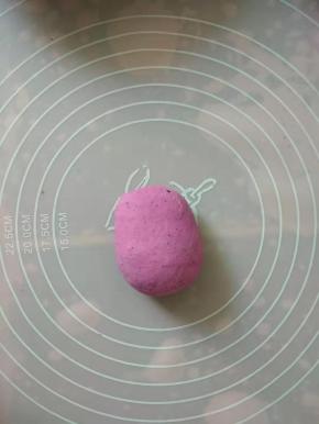 揉成光滑的面团，静置10分钟