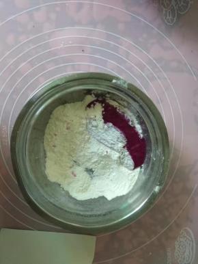 材料全部放进盆子