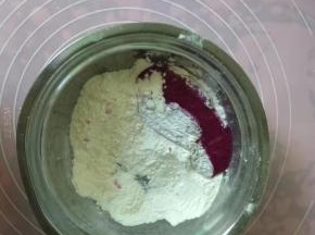 材料全部放进盆子