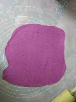 擀成1-2mm左右的薄片