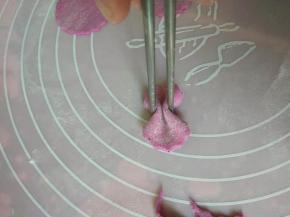 用手压下供起的位置，筷子夹一下，形成蝴蝶结