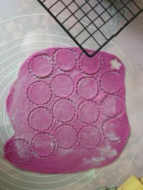 撒上一层薄薄的面粉，用模具压出圆圈，没有模具可以用小的瓶盖或者小杯子