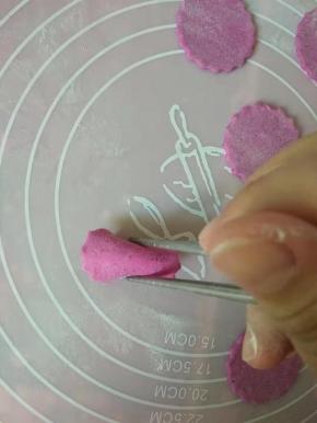 用筷子夹起中间供起