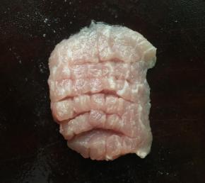 猪里脊切片后改刀成井字纹。