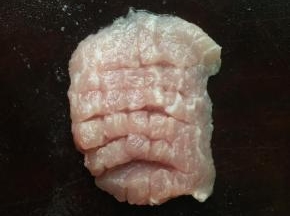 猪里脊切片后改刀成井字纹。