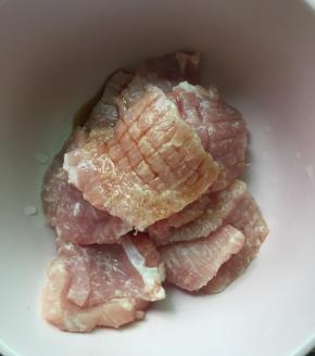 依次加入盐、生抽、花生油腌制半小时。